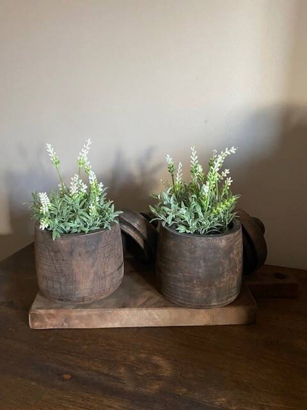 Houten pot met deksel, gevuld met kunst witte druifjes