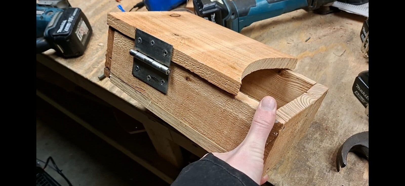 Houten bakje voor de accu