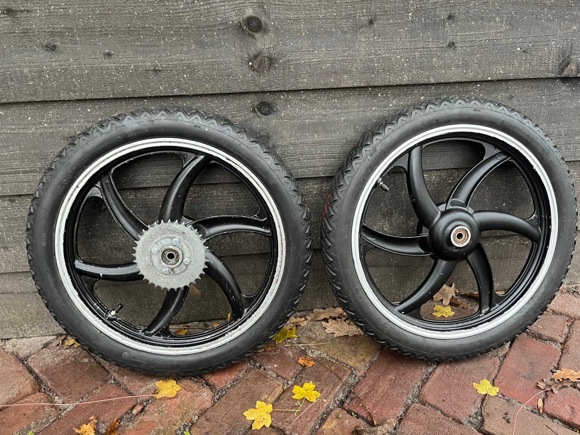 Banden en velgen met trommelrem