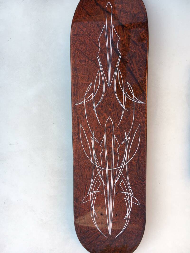 Pinstriping op skateboard