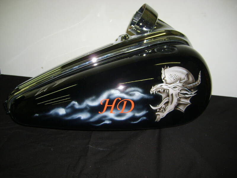 Draak op harley tank