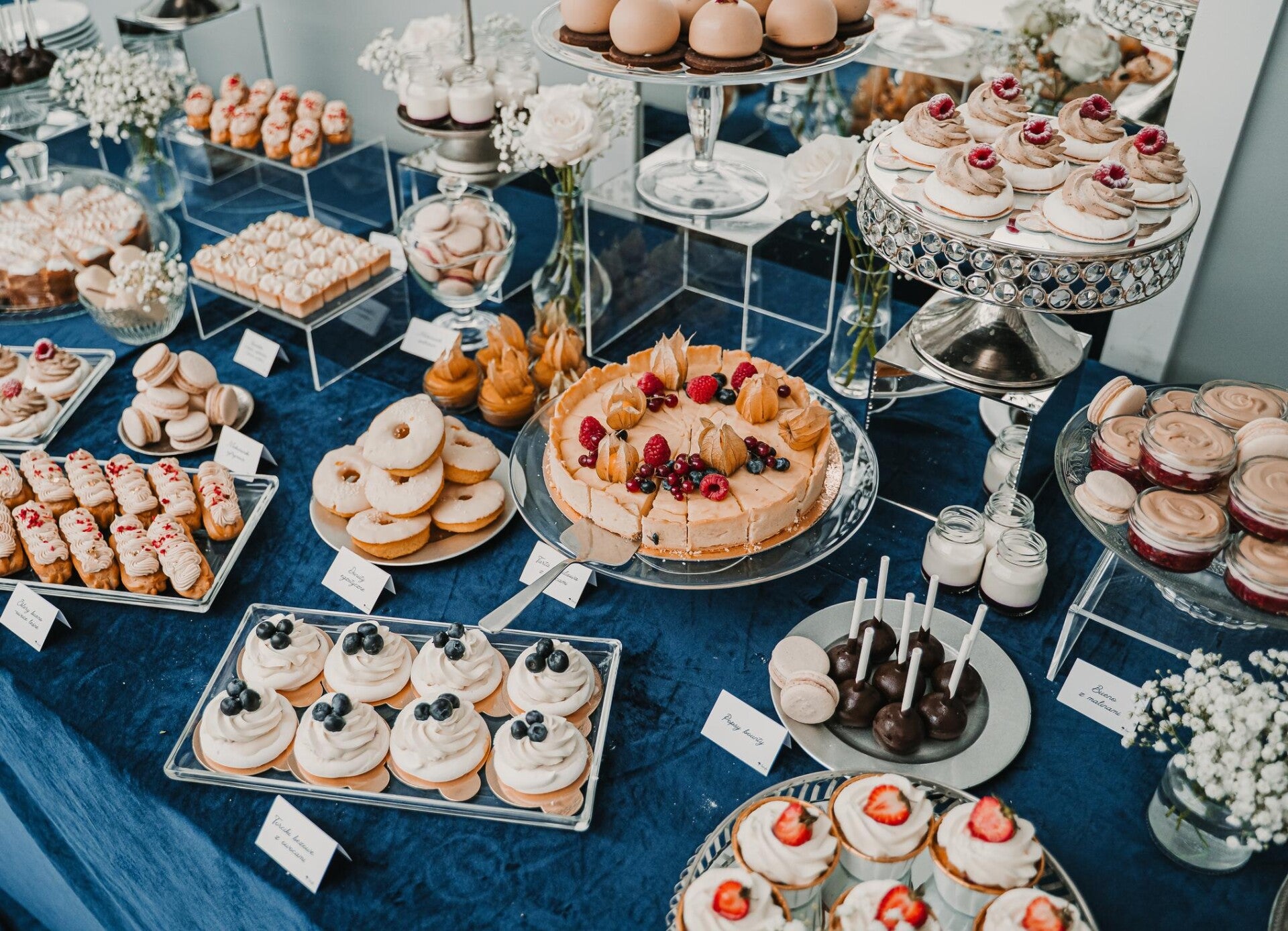 GRAND LUXE DESSERT SHOWCASE