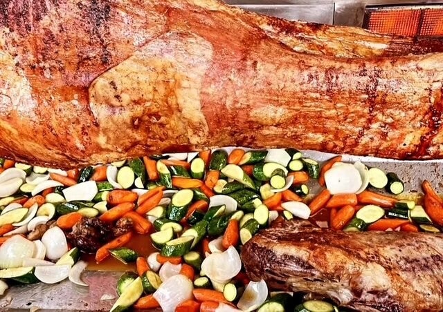 LIVE ROAST PIG CUTTING & SERVING SERVICES