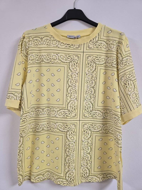 CAMISETA GRABADOS AMARILLA