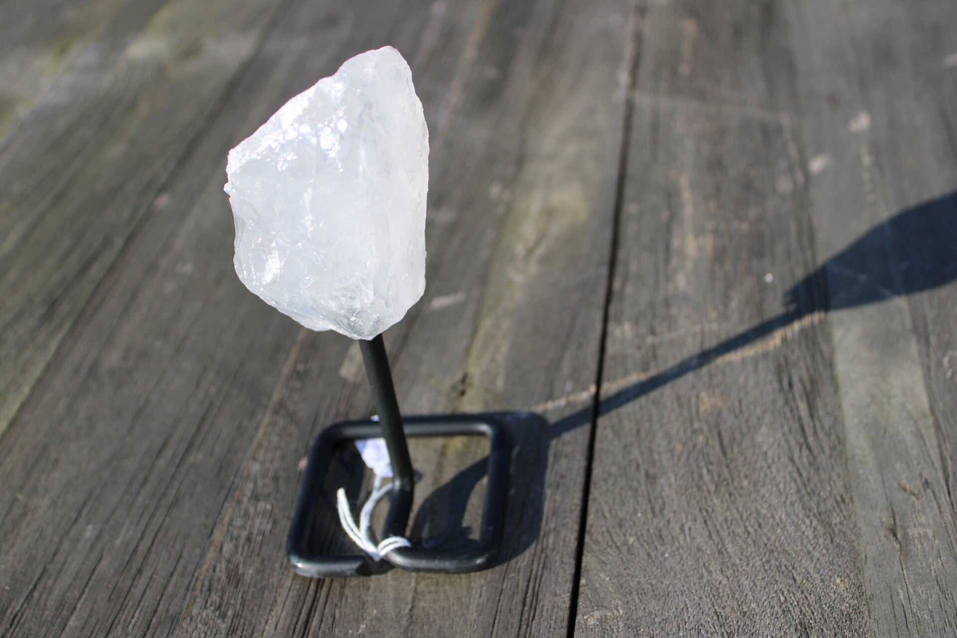 Bergkristal ruw op standaard