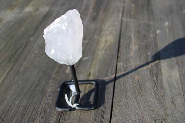 Bergkristal ruw op standaard