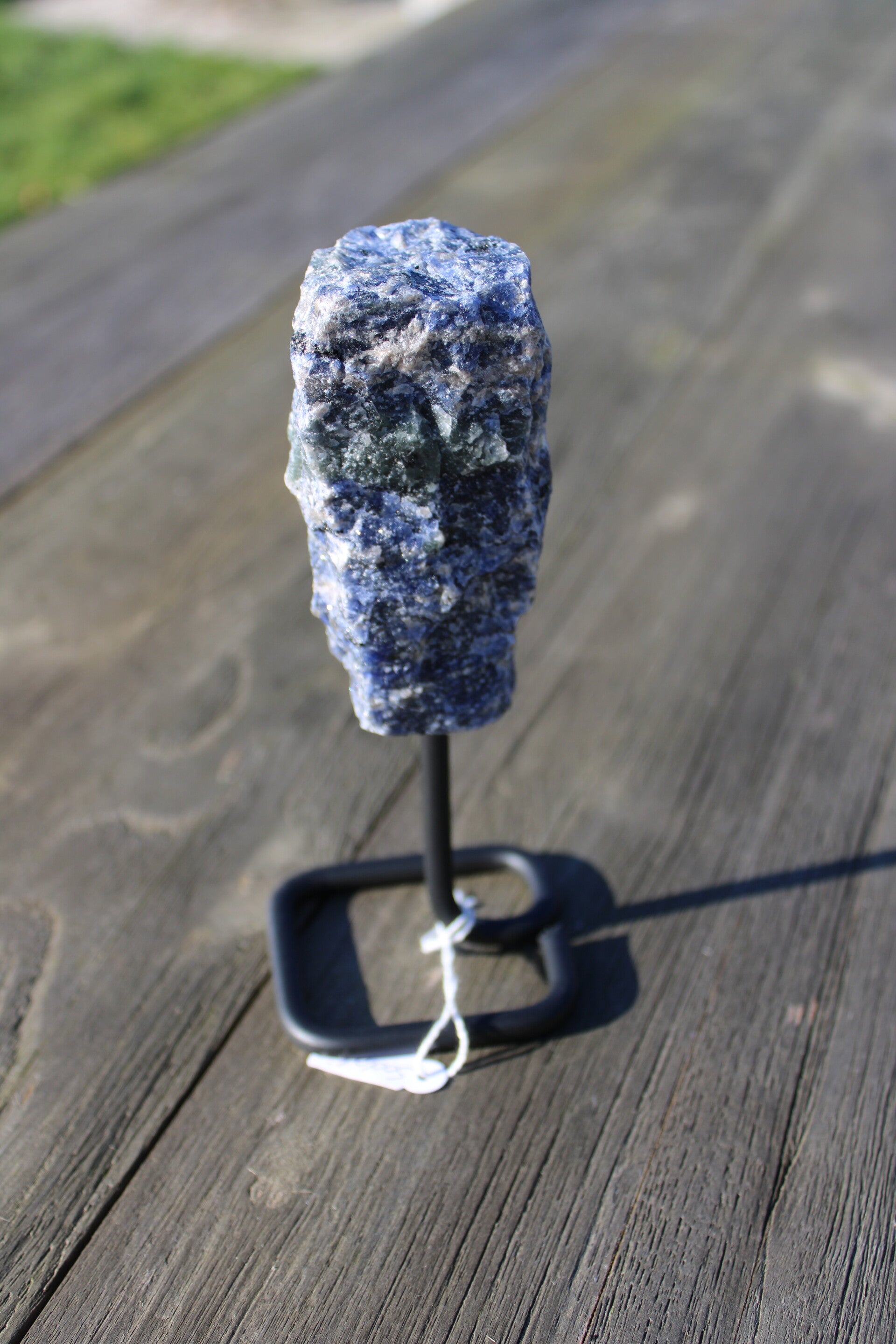 Sodaliet ruw op standaard