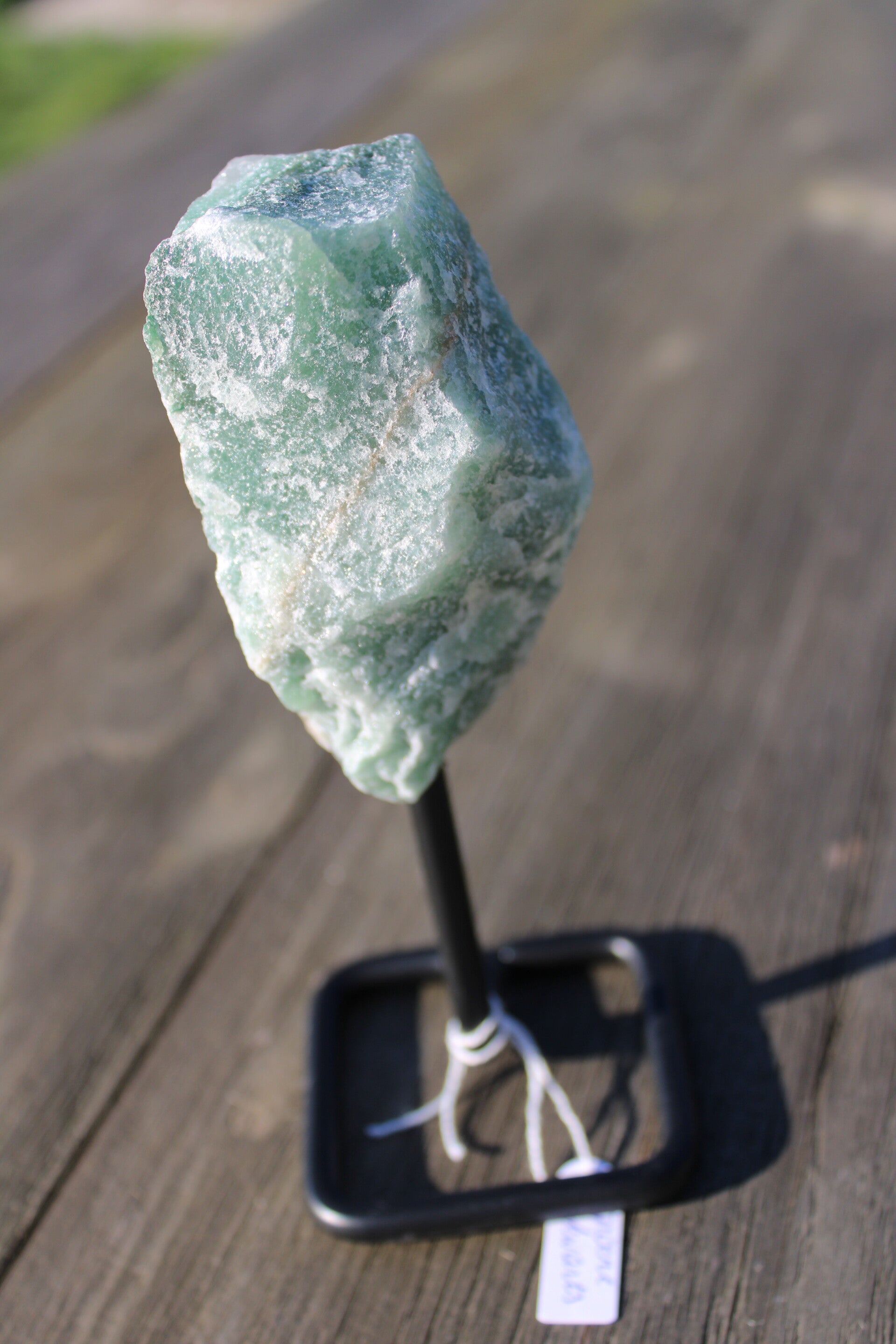 Groene kwarts ruw op standaard