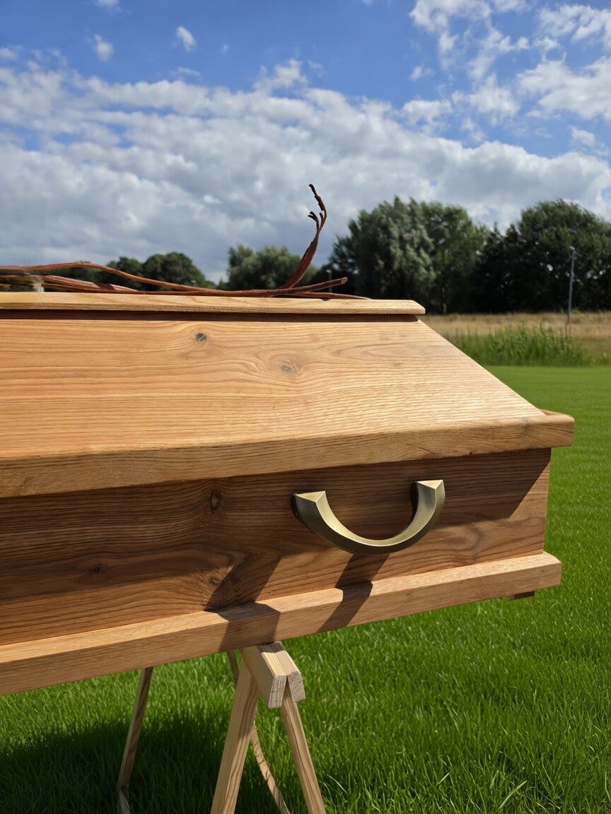 ECO+ – Pine Coffin + Oak Veneer