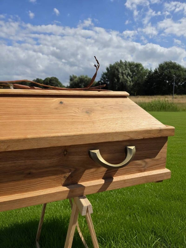 ECO+ – Pine Coffin + Oak Veneer