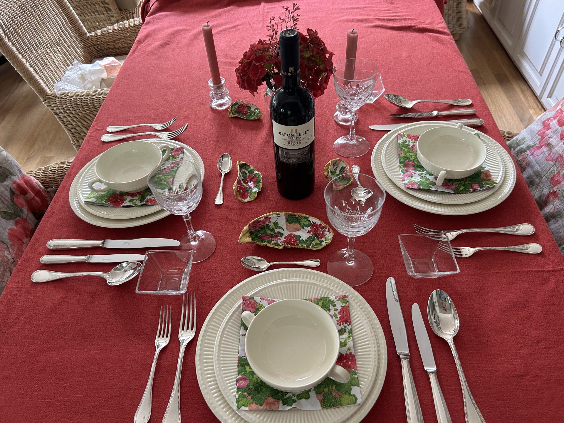 mooi gedekte tafel bloemen