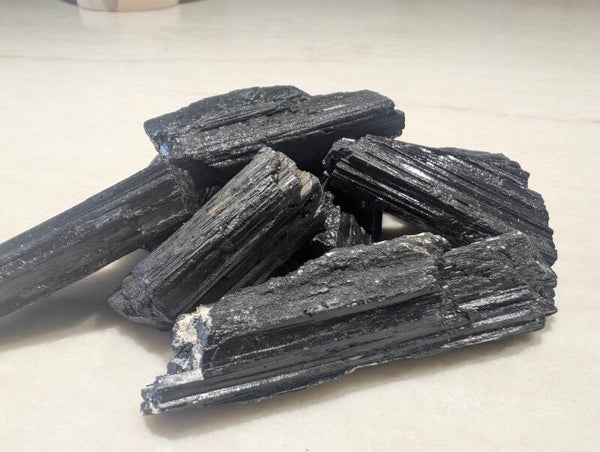 Ruwe zwarte toermalijn stukken