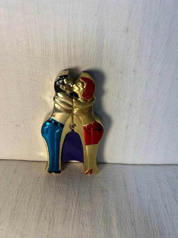 Vintage Kissing Man and Women Lighter