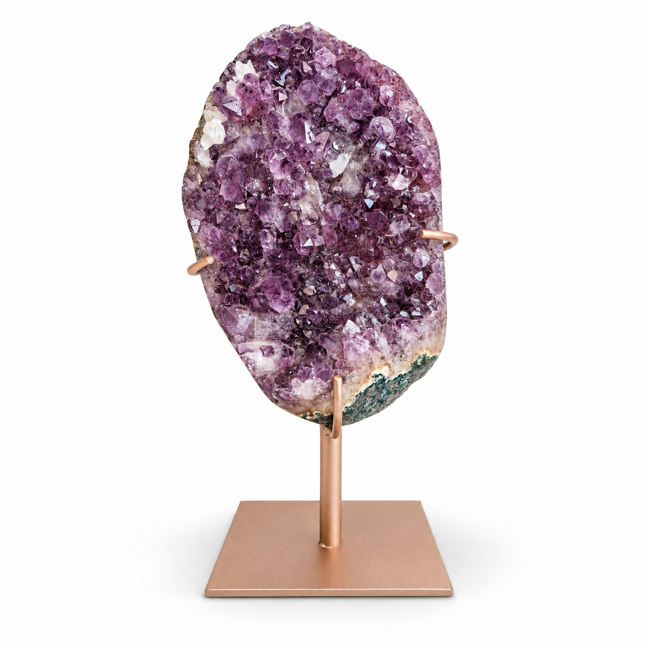 Amethist polished met Kristal en flowerformaties op standaard AM016