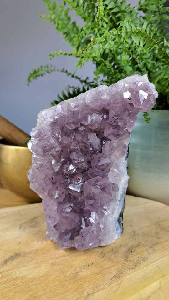 Amethist met Agaat en inclusies cut base/cluster AM046