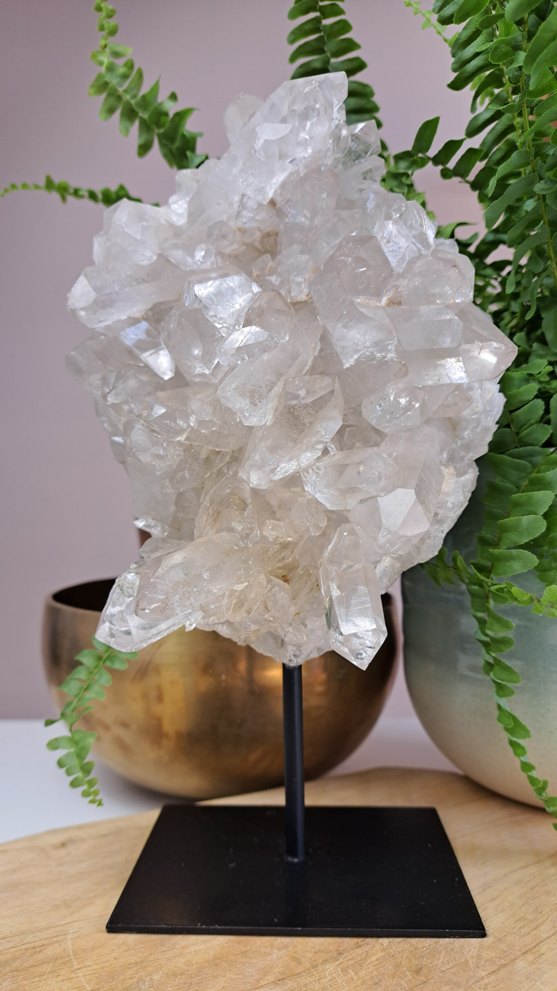 Bergkristal cluster op standaard nr. 23