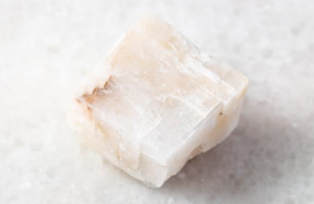 calciet ruw wit blauw roze geel