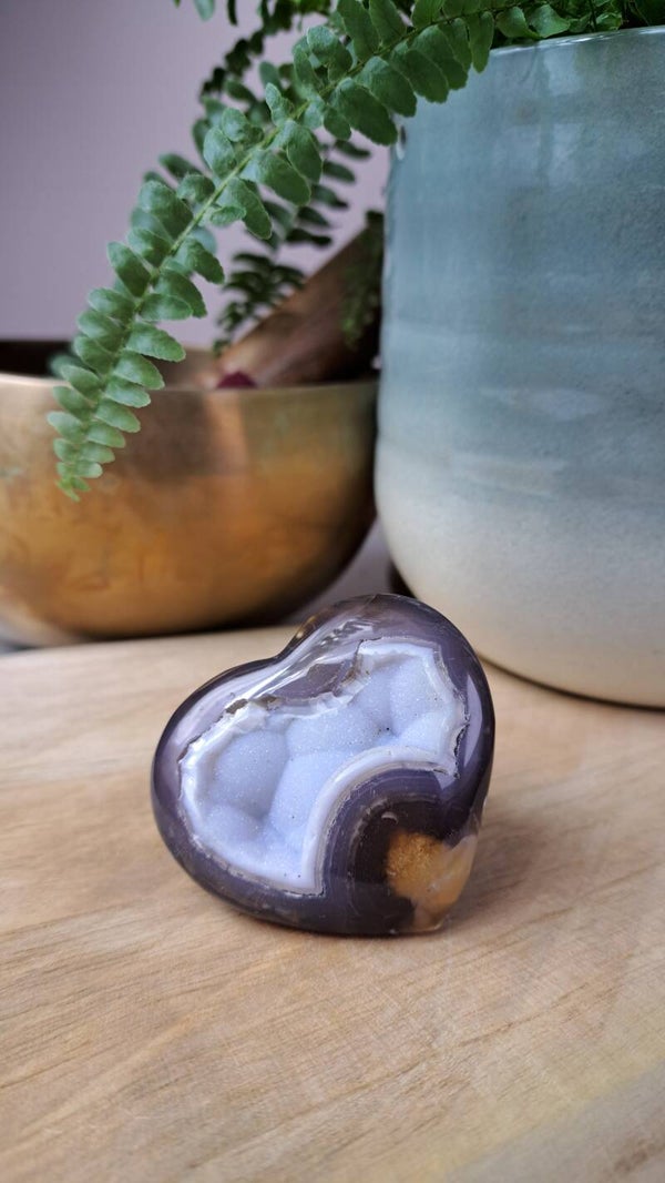 Hart van Agaat met Chalcedoon kristallen polished