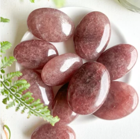 Getrommelde aardbeienkwarts stenen met roze tint en fijne mineraaldeeltjes