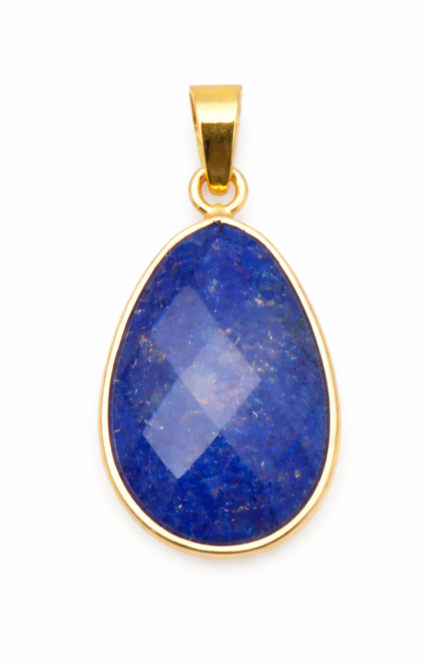 lichtweerkaatsing op een facetgeslepen edelsteenhanger van Lapis Lazuli