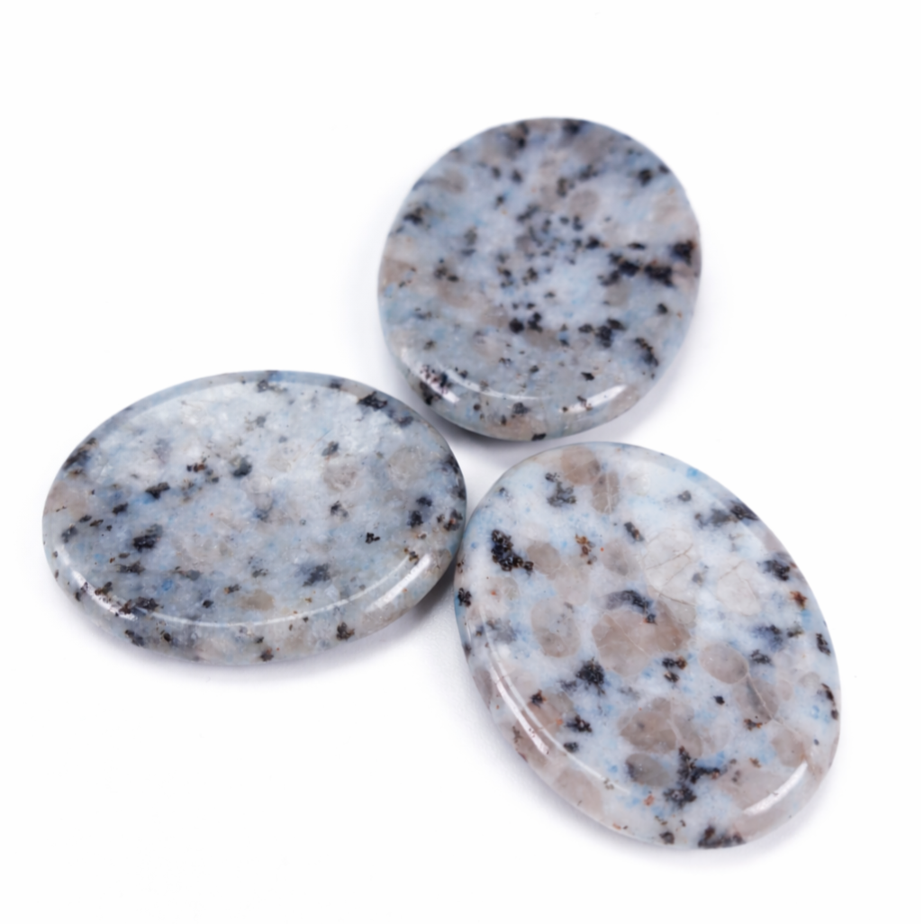 Larvikiet Wit Duimsteen