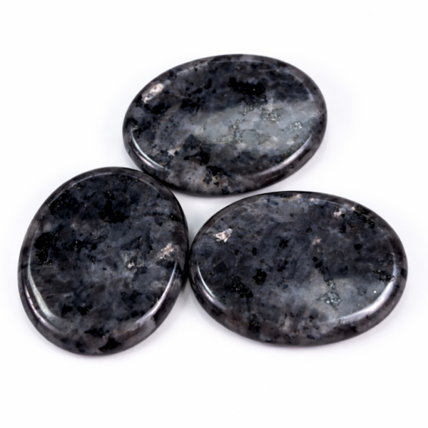 Larvikiet Donker Duimsteen | Worry stone | Stress steen