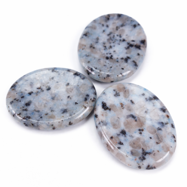 Larvikiet Wit Duimsteen | Worry stone | Stress steen