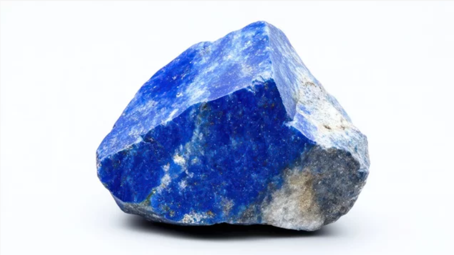 Ruwe lapis lazuli met diepblauwe kleur en pyrietspikkels