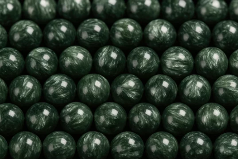 Serafiniet cabochon met donkergroene basis en zilverpatroon