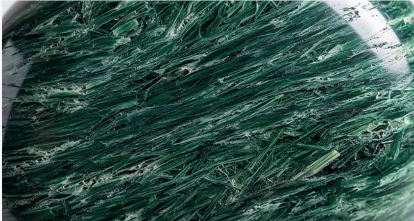 Close-up van serafiniet met vezelachtige kristalstructuur