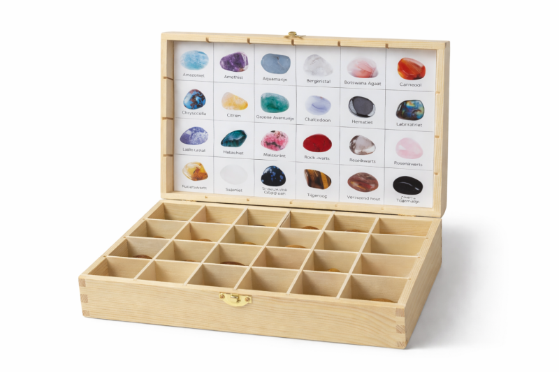 lege houten kist met boekje met beschrijvingen vverzamelaar