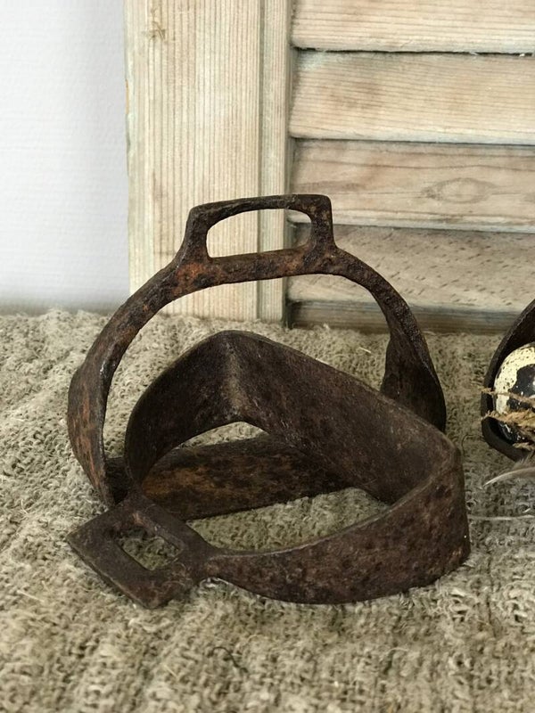 Oude set stijgbeugels