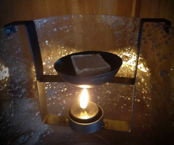 Hangende geurbrander voor in een windlicht