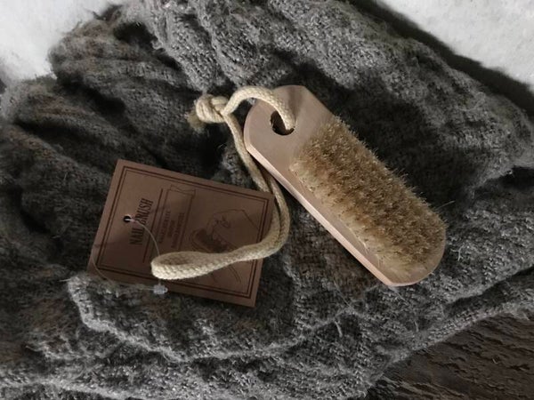 Nagelborsteltje aan touw