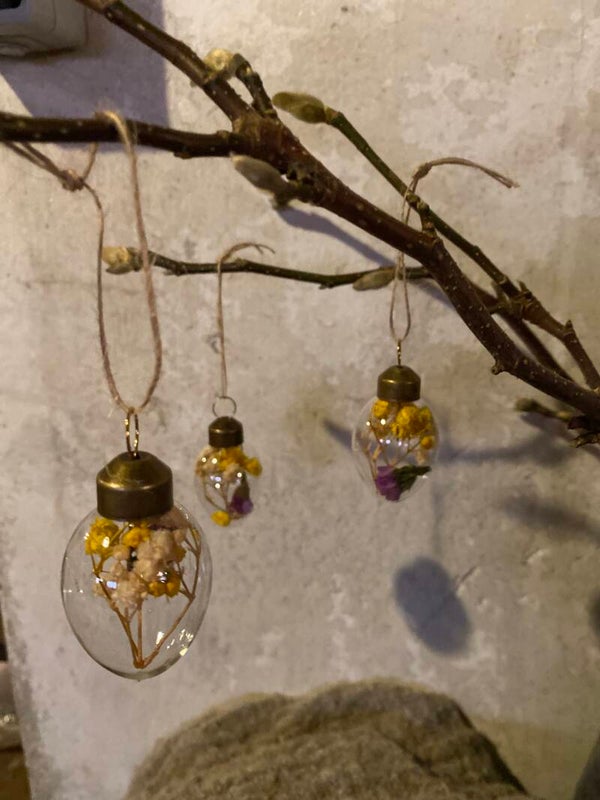 Glazen eieren met droogbloemetjes