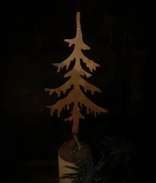 Roestig metalen boom op houten sokkel