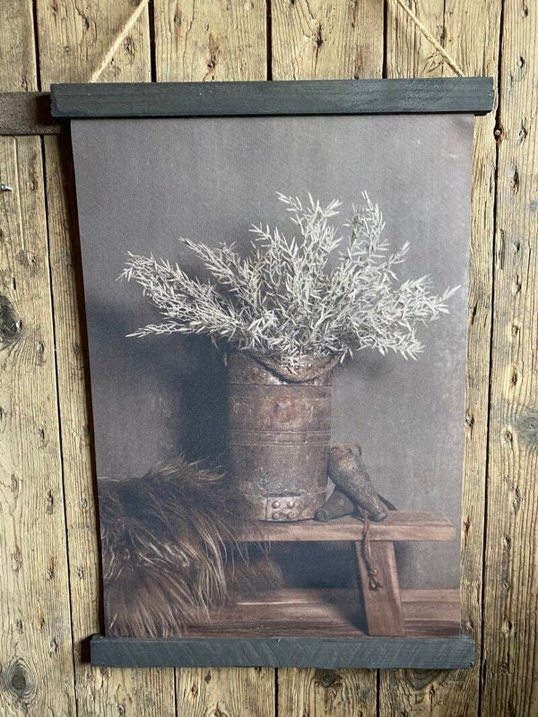 Wanddoek oude emmer op houten krukje