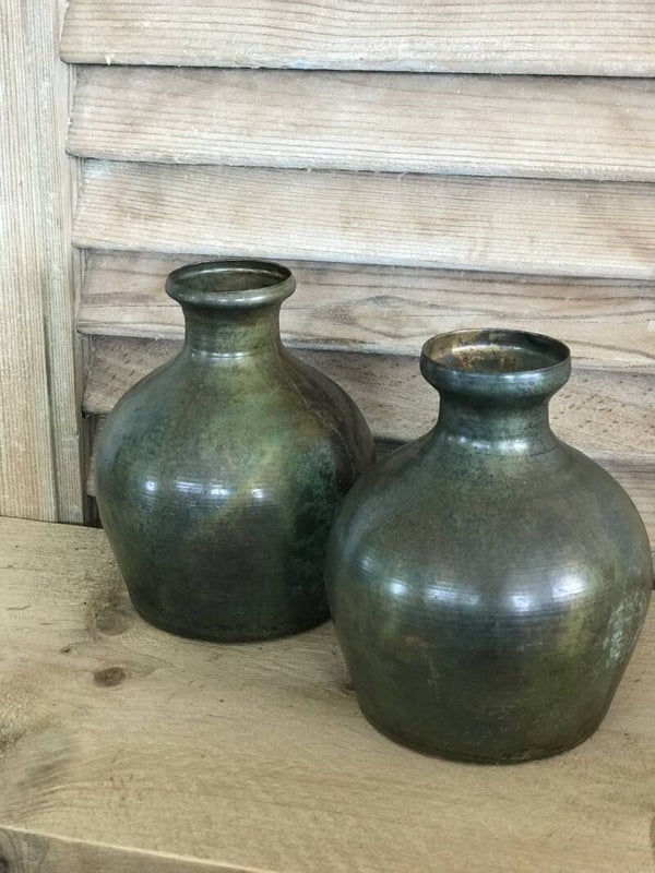 Metalen vaasje met hals, olie gevlamd