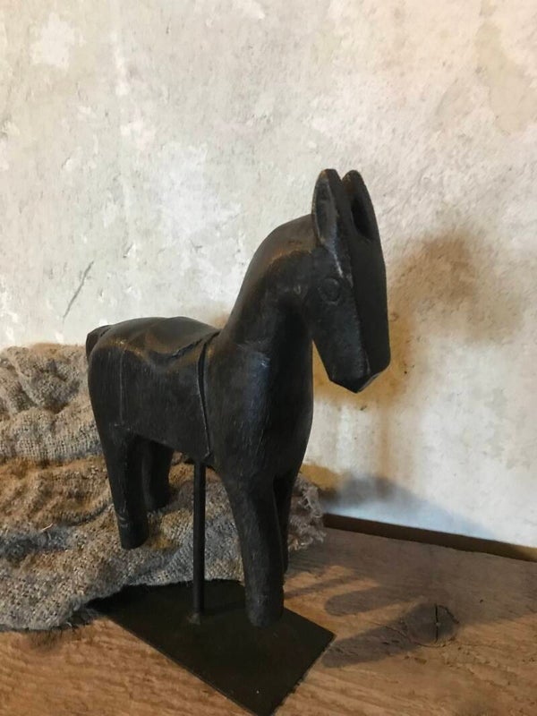 Houten zwart paardje op metalen standaard