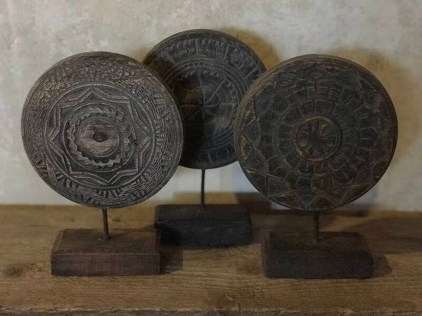 Vergrijsd houten schijf op standaard