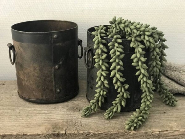 Ronde oude laag potje met ringen