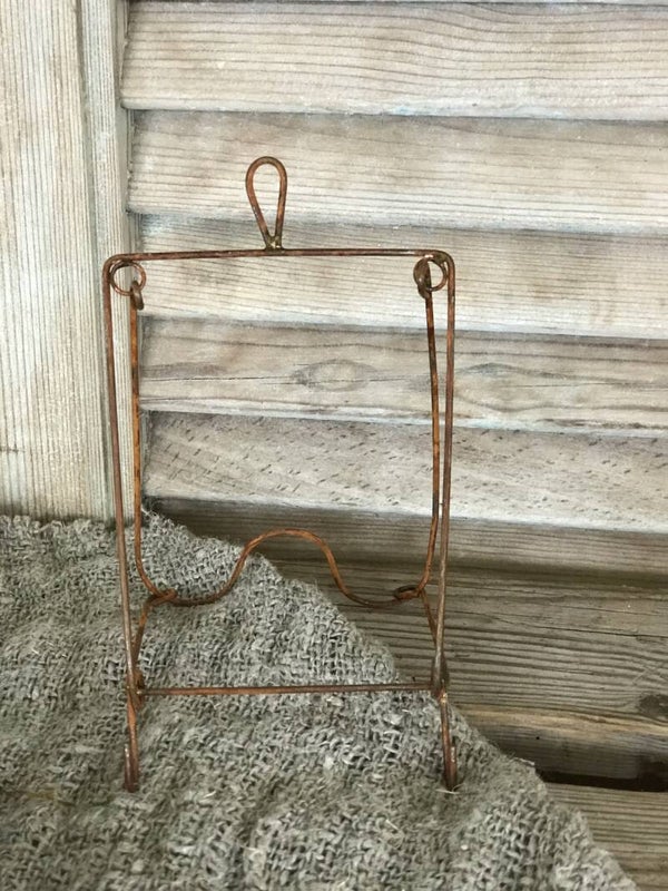 Roestige kaartenstandaard.