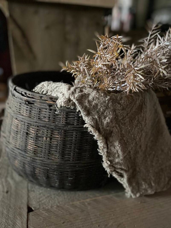 Oude donkere grijsbruine (leem) mand