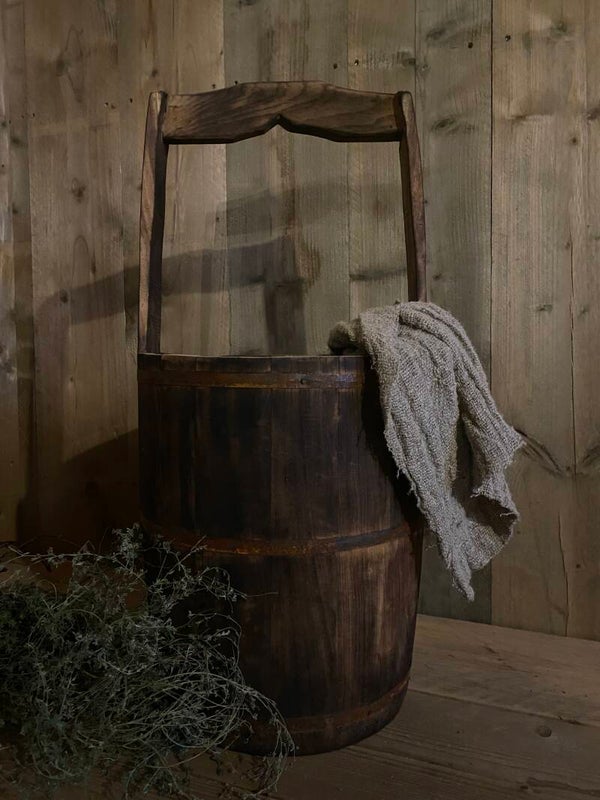 Oude houten donkere emmer met handvat