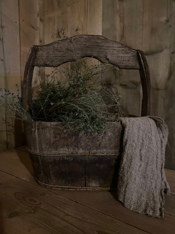 Oude houten olijfbak met handvat