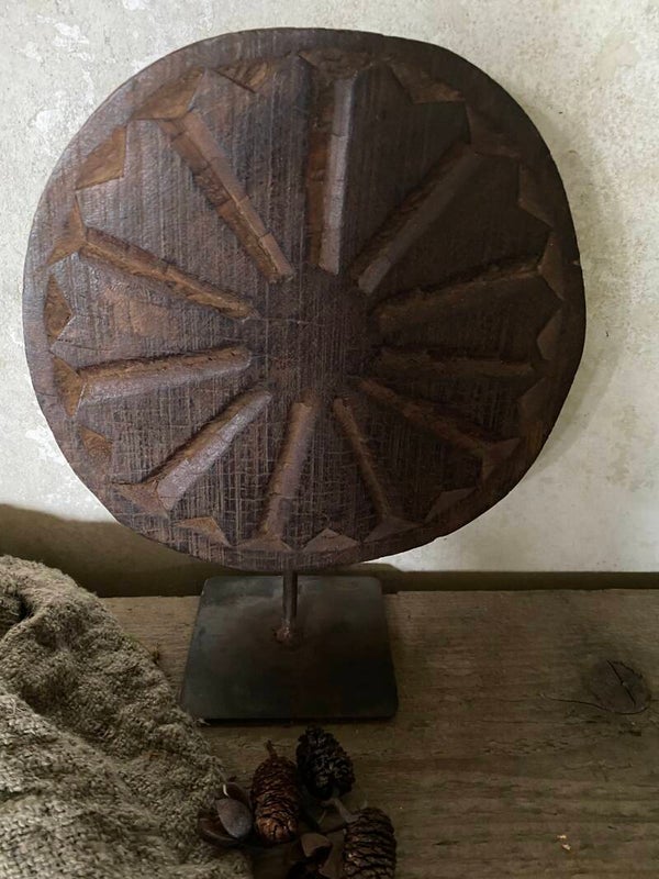 Houten schijf op metalen standaard