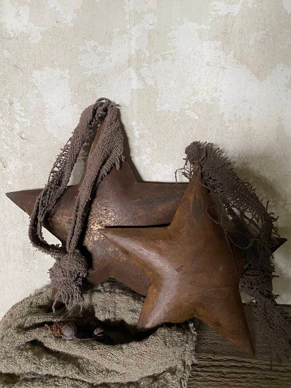 Roestige grote ster met sober lint