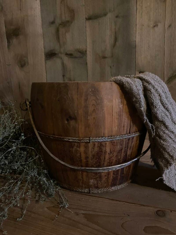 Oude houten emmer met ijzeren handvat