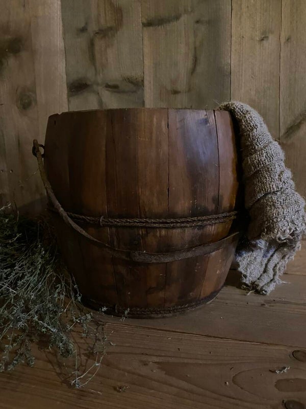 Oude houten emmer met ijzeren handvat nr 2