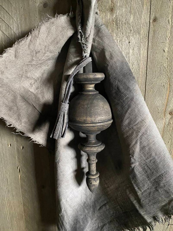 Houten ornament met leren kwastje